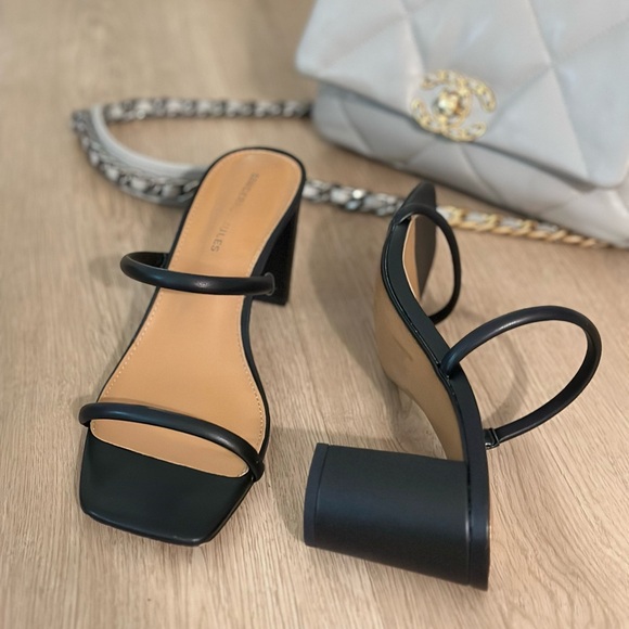 Sincerely Jules - Black Strappy Block 3 Inch Heel Sandals ✨🖤 - Picture 1 of 14